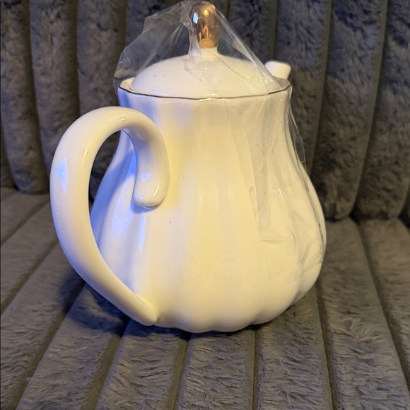 Pukka Home Elegant White Teapot with Gold Accent - Picture 3 of 7